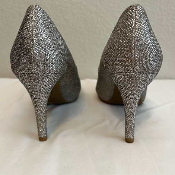 Bandolino Women’s Silver Sparkle Rainaa Peep Toe Gold Metallic Heels, Size 8 - Picture 5 of 8
